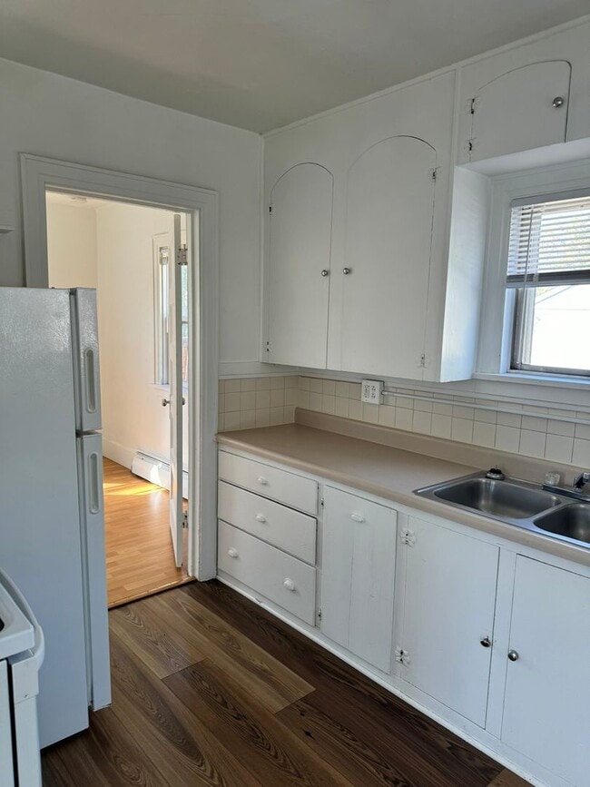 Building Photo - 2114 E 11th St