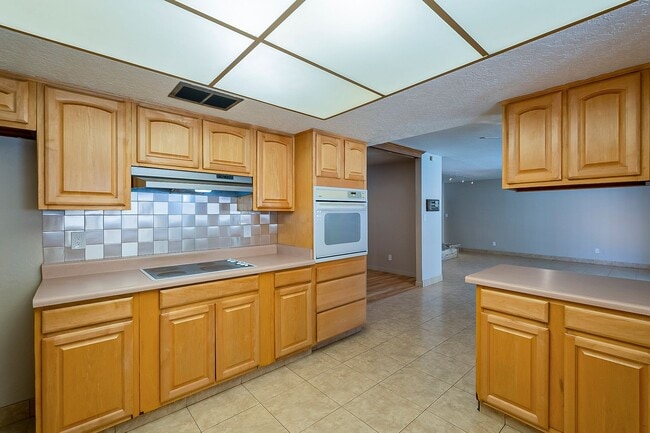 Building Photo - Move in Ready! 3 Bedrooms, 3 Bathrooms & P...