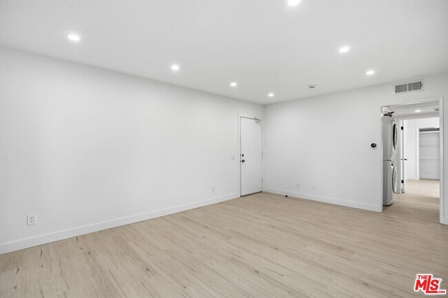 Building Photo - 13025 Moorpark St