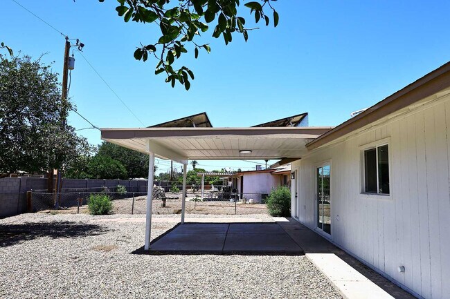 Building Photo - 10537 W La Jolla Dr