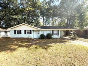 Building Photo - ** 3 bed 1 bath located off Zelda Road ** Call 334-366-9198 to schedule a self showing