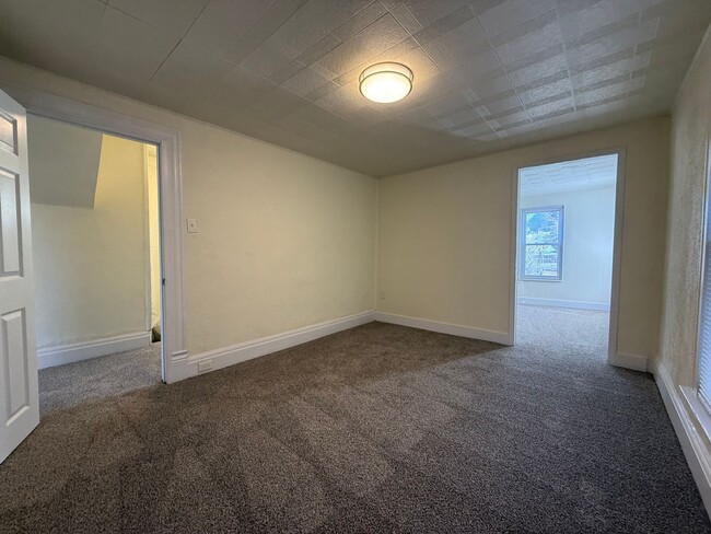 Building Photo - Updated 3BR house with fenced yard!