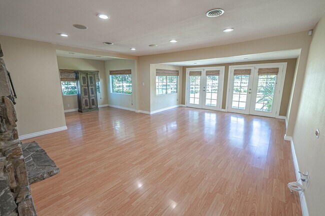 Building Photo - Stunning 4-Bedroom Pool Home for Rent in S...