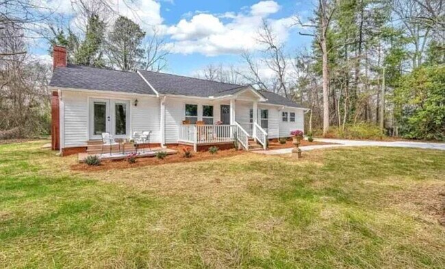 Building Photo - "Charming 3-Bed, 2-Bath Retreat with 1700 Sq. Ft. of Comfort in Simpsonville, SC!"