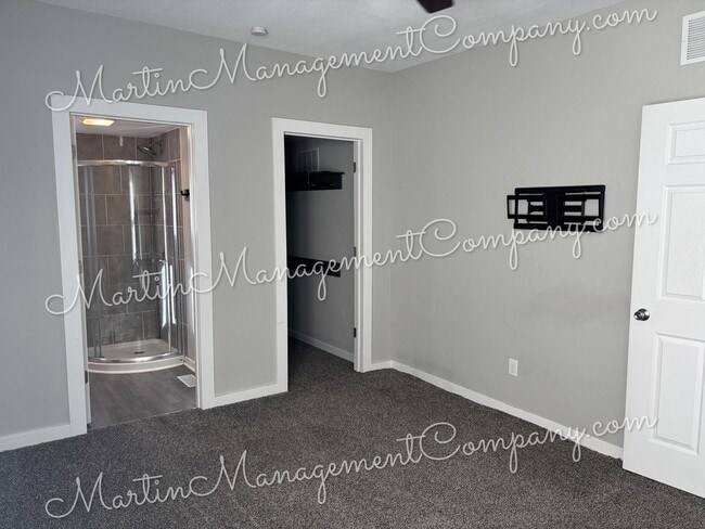 Building Photo - 1528 E 6th St