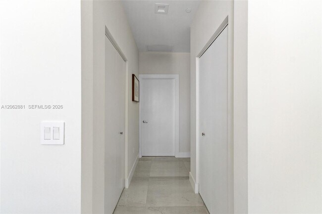 Building Photo - 950 Brickell Bay Dr
