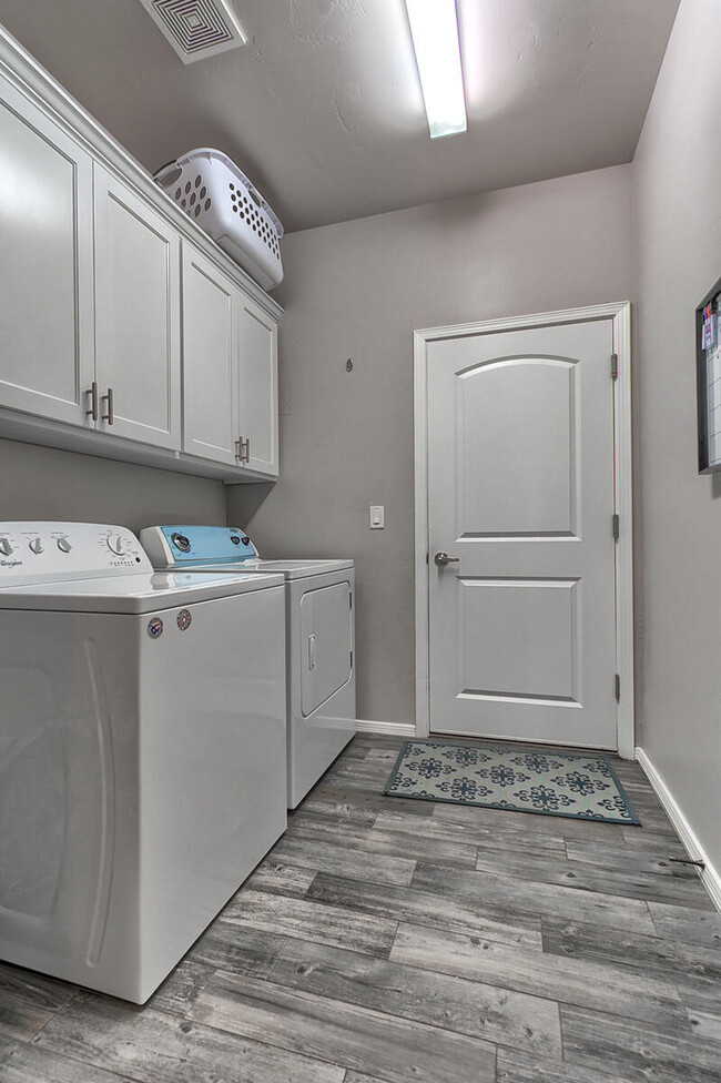 Building Photo - 7360 Skyrocket Dr