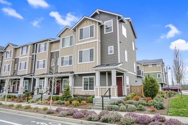 Building Photo - Very nice townhouse with modern finishes