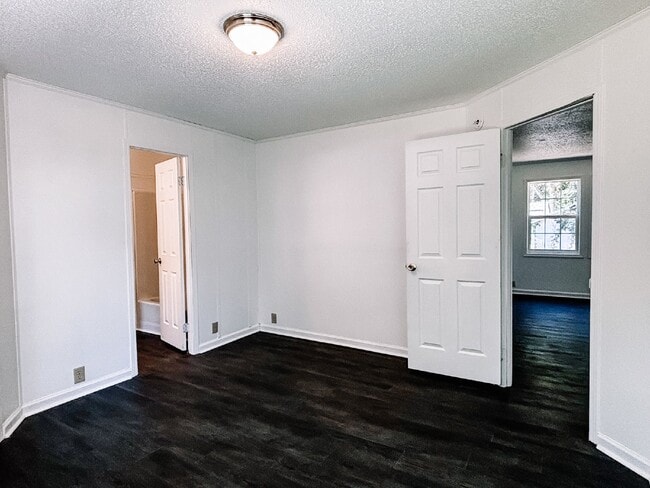 Building Photo - Spacious 4-Bed, 3-Bath Retreat on Greenhill Rd – 2000 Sq Ft of Charleston Charm!