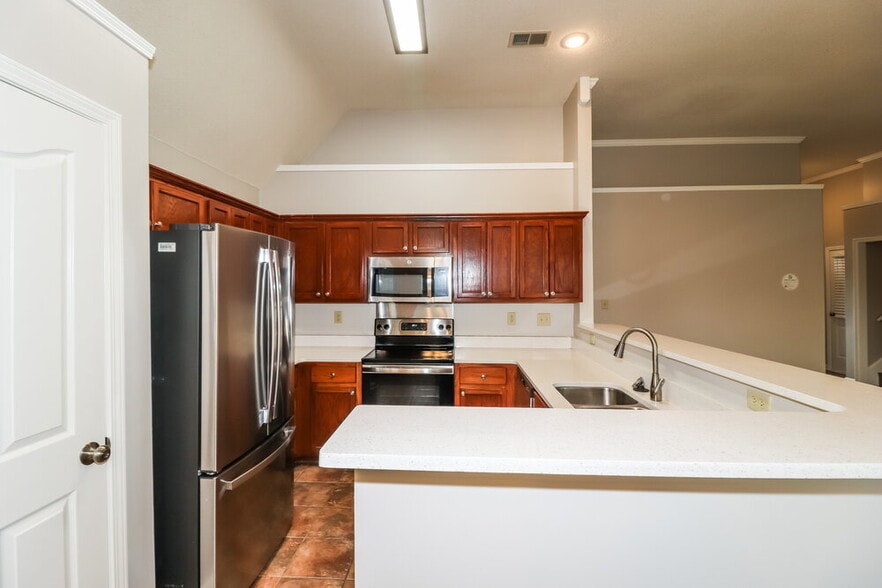 Building Photo - 6284 Manchester St