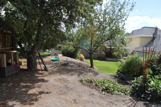 Building Photo - Beautiful Large Home in the Avenues