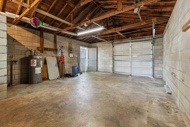 Building Photo - Charming 2/1 Home w/ Partially Fenced Yard in St. Cloud