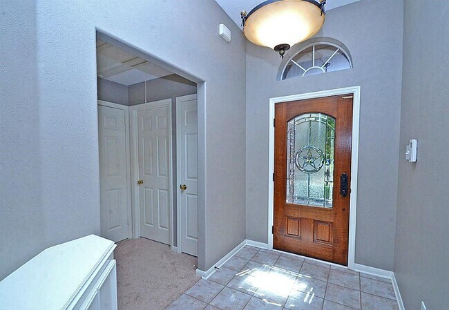 Building Photo - 4611 Silverlake Dr