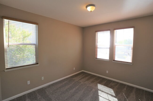 Building Photo - Gorgeous Home located in the heart of Patt...
