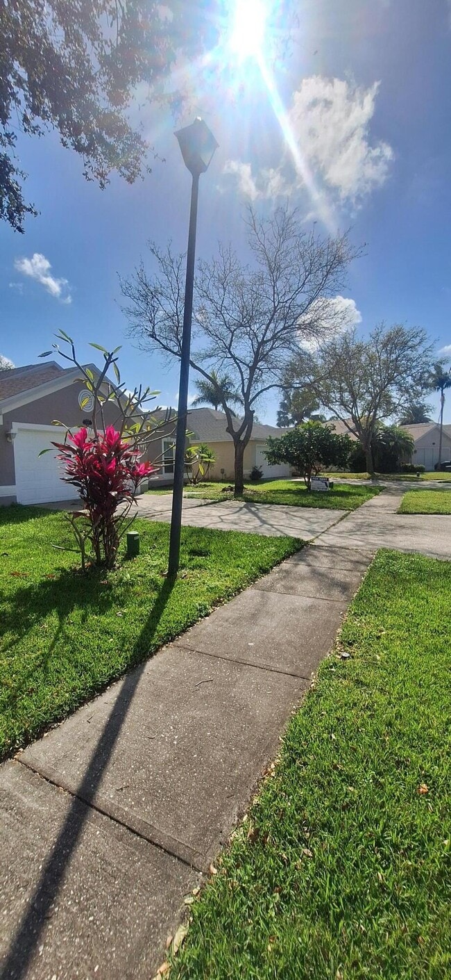 Building Photo - 2891 Stratford Pointe Dr