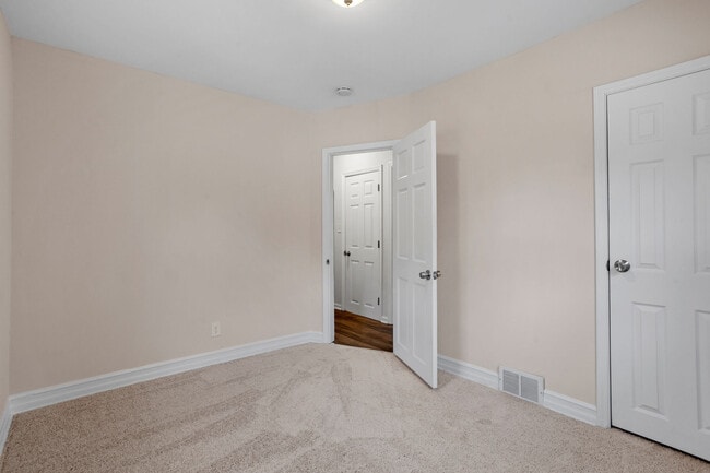 Building Photo - 20 Lake Ave