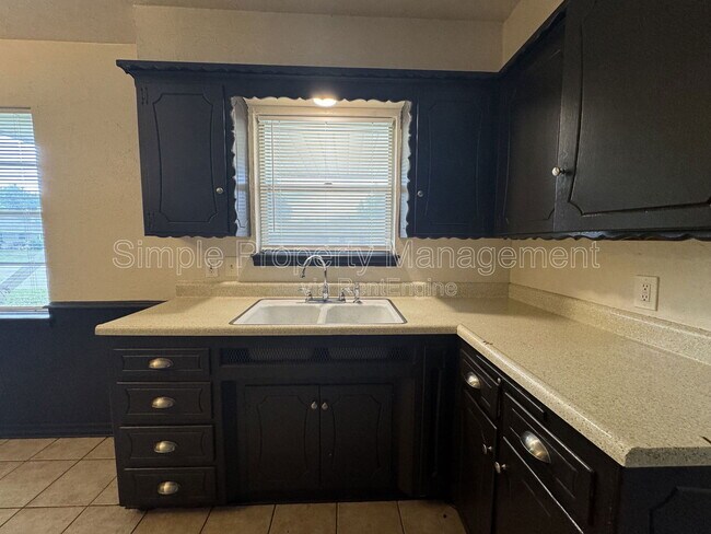 Building Photo - 1400 Brookdale Dr