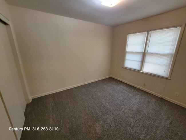 Building Photo - 244 N Fern St