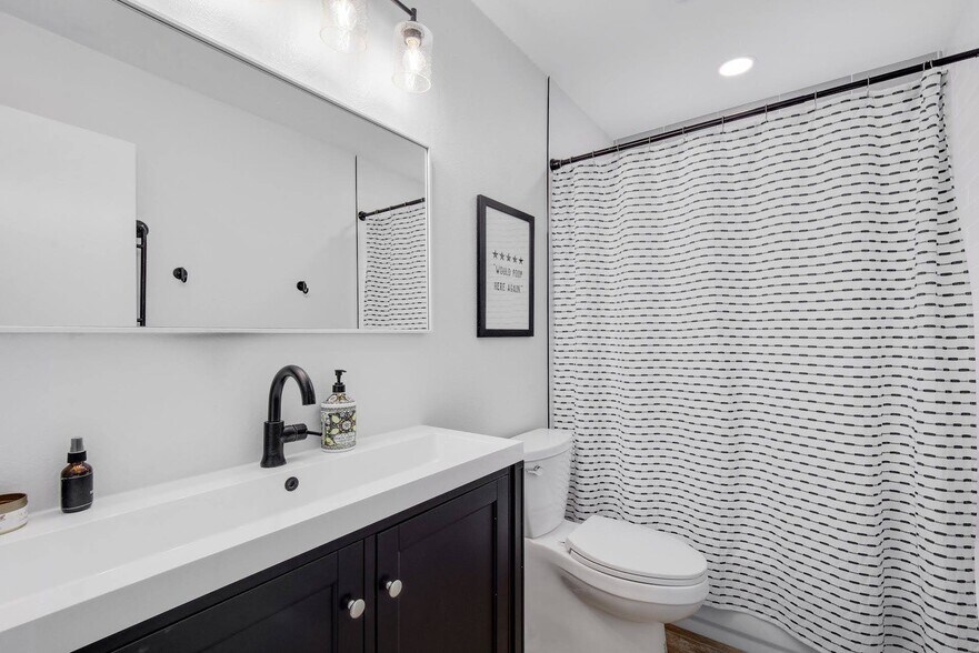 Building Photo - 2403 Stone River Dr