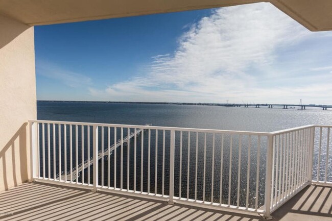 Building Photo - Beautiful waterfront condo in the gated co...