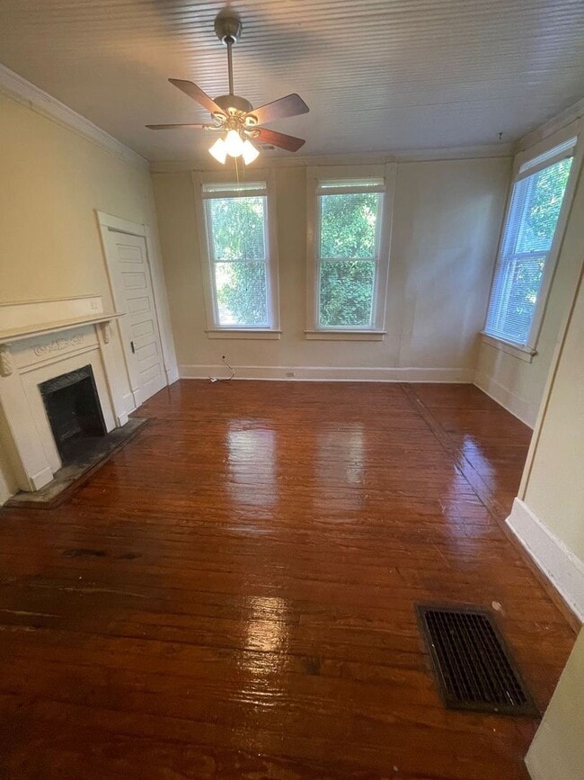 Building Photo - 2712 Preston St. Unit 1/2- UPSTAIRS/PRE-LEASE AVAILABLE FOR 2026-2027 SCHOOL YEAR