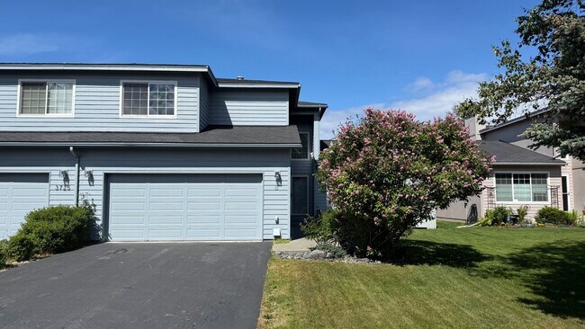 Building Photo - West Side 3 Bed/2.5 Bath Townhouse Condo. Available NOW!