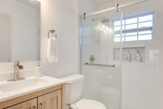 Building Photo - Charming 3/2 Available Now! Furnished or U...