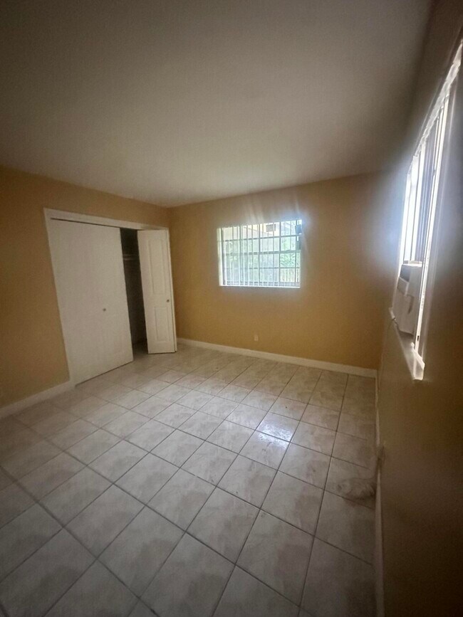 Building Photo - 5644 NW 14th Ct