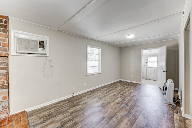 Building Photo - 711 Cherokee Dr