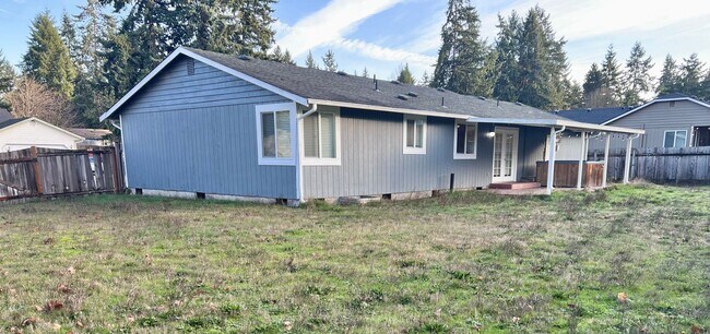 Building Photo - AVAILABLE NOW! 3BD 1.75 BATH SINGLE STORY HOME LARGE CORNER LOT