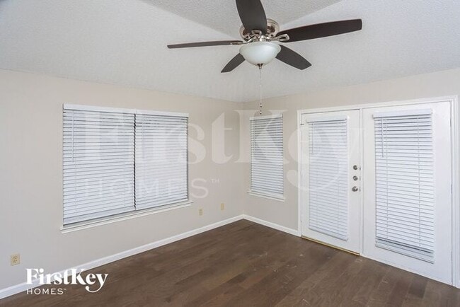 Building Photo - 928 Micarta Dr