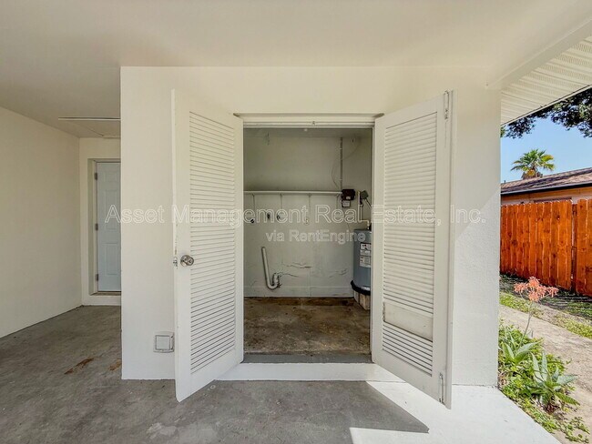 Building Photo - 470 93rd Ave N