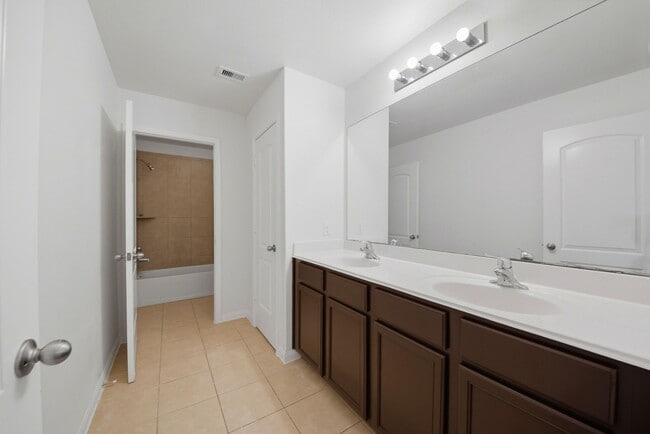 Building Photo - 2006 Quiet Palm Ln