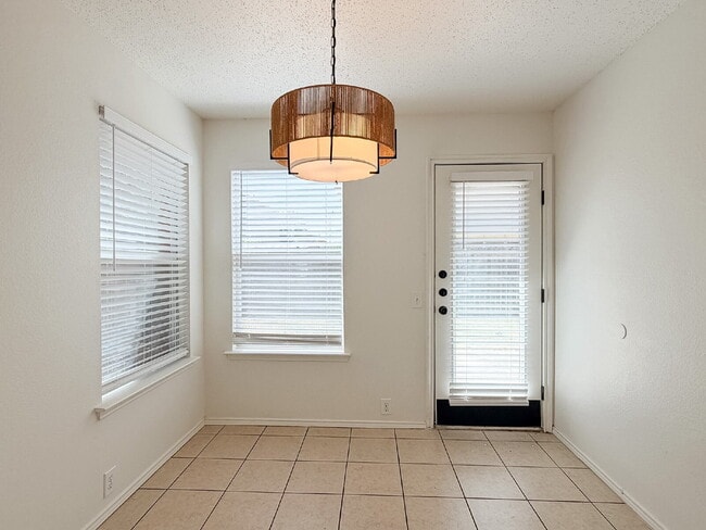 Building Photo - 4-Bedroom, 2.5-Bath, 2 Story Home in Fort Worth!
