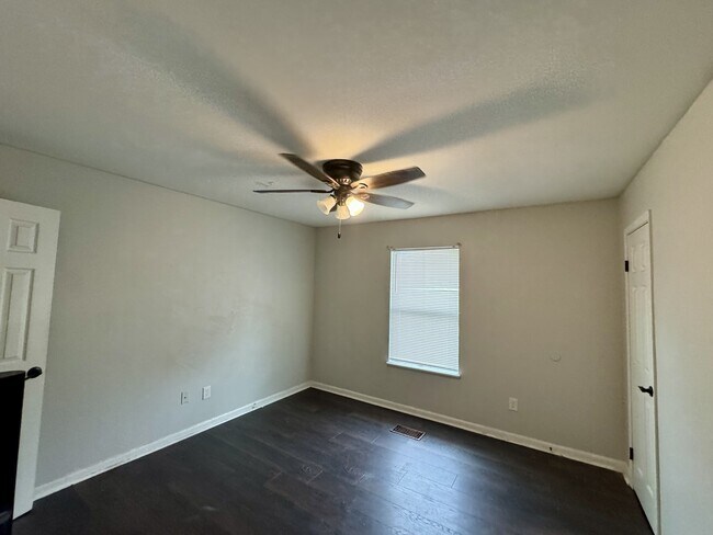 Building Photo - 707 Rainer Rd