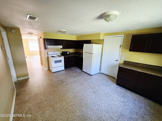 Building Photo - 6067 Longchamp Dr