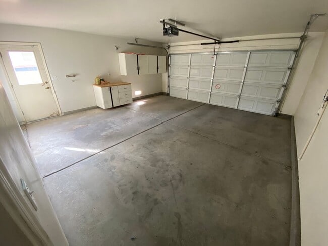 Building Photo - Beautiful 3 bed/2 bath home located near North Las Vegas