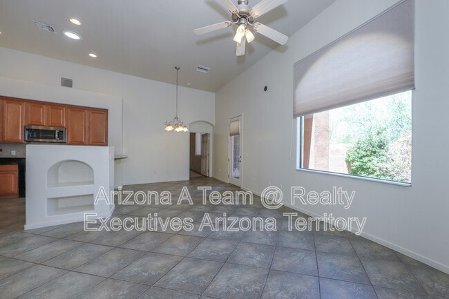 Building Photo - 665 E Weckl Pl