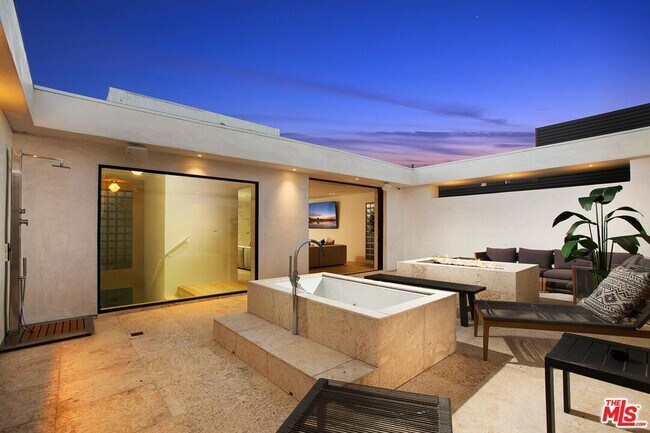 Building Photo - 508 N Sweetzer Ave