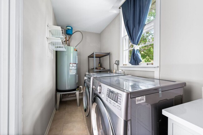 Building Photo - Beautifully Updated 3BR/1.5BA Home in Coveted Caldwell Hall!