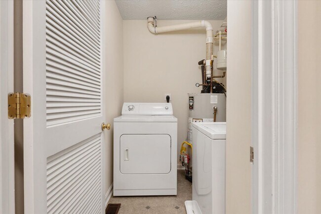 Building Photo - Beautiful End-Unit Townhome for Rent