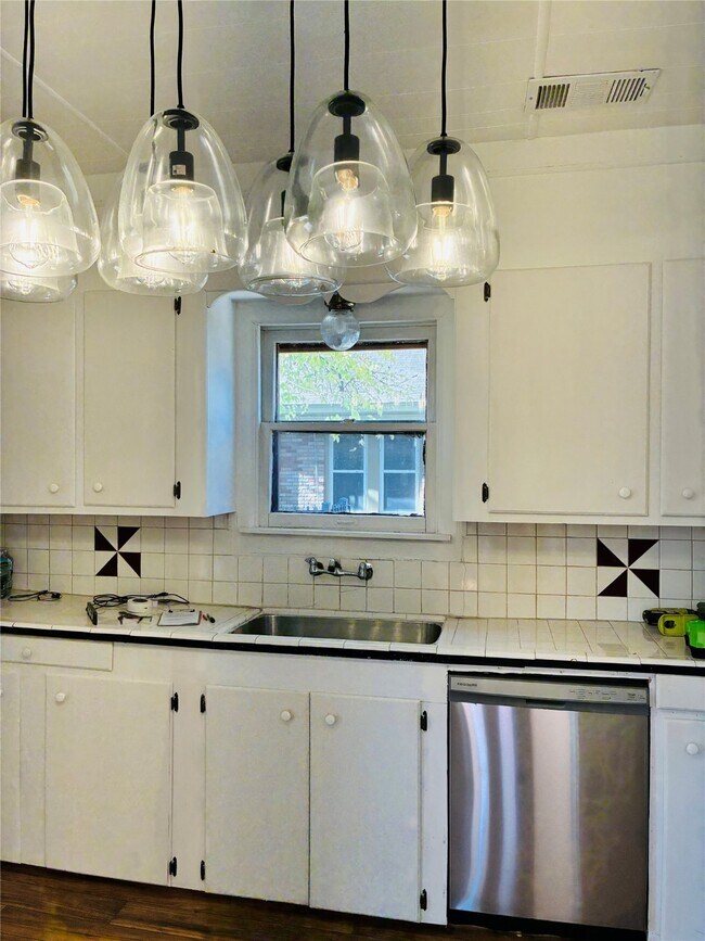 Building Photo - 702 Caplin St