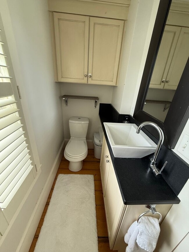Building Photo - 2 bedroom ,1 bathroom unit at an historic ...