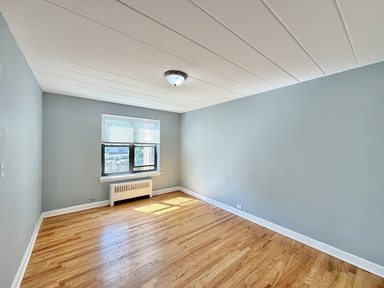 Building Photo - 1360 W Touhy Ave