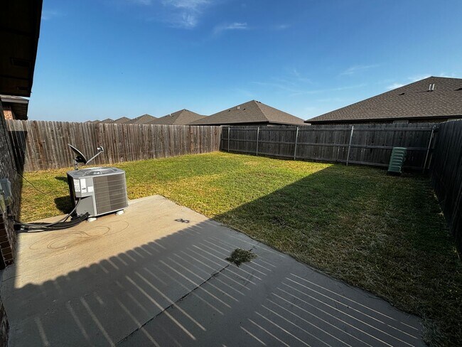 Building Photo - Move in Special!! 3BR 2BA duplex with 2 ca...