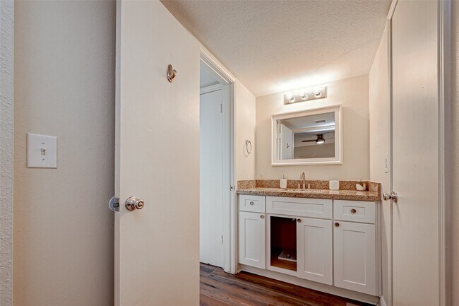 Building Photo - 3903 Hermitage Hollow Ln