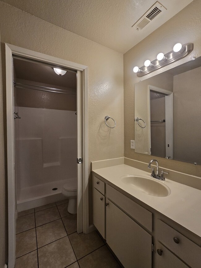 Building Photo - Beautiful 2 bedroom 2 bathroom condo in Or...