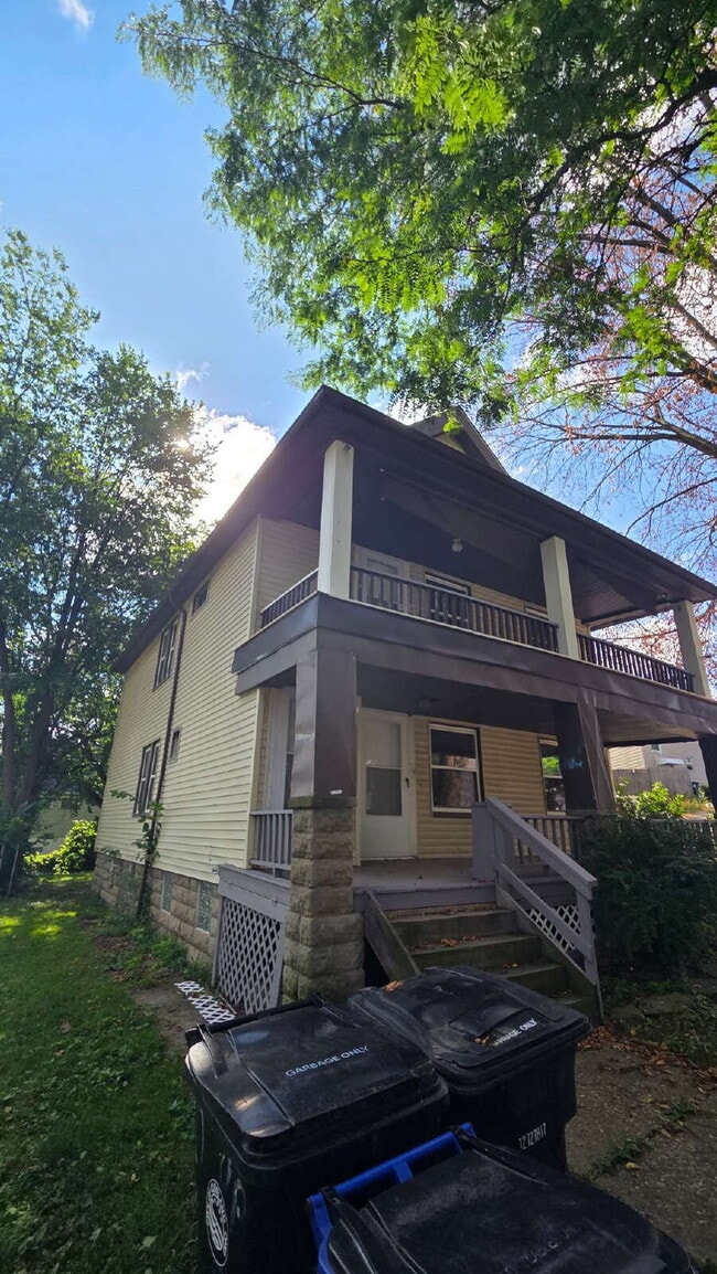 Building Photo - "2-Bedroom with Air Conditioning!"
