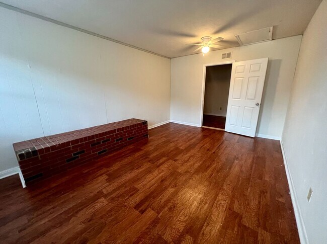 Building Photo - 2701 Wood Dr