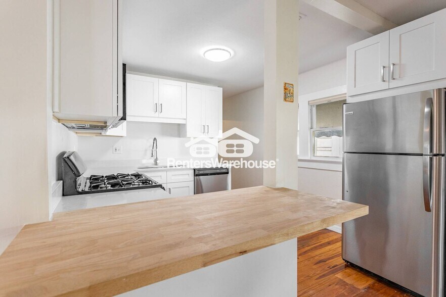 Building Photo - 1008 W Powhatan Ave